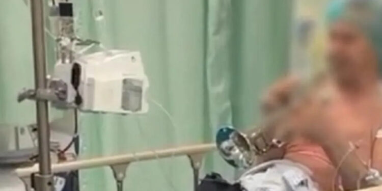 VIZZOLO ESCE DALLA SALA OPERATORIA E DOPO POCHI MINUTI SUONA CON LA SUA TROMBA UN BRANO DI MORRICONE