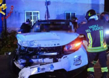 LA 31ENNE ALLA GUIDA DEL SUV RANGE ROVER CHE SABATO NOTTE HA SPERONATO L’AUTO DI PATTUGLIA SU CUI VIAGGIAVANO TRE CARABINIERI È RISULTATA POSITIVA AI PRIMI TEST SU ALCOL E COCAINA