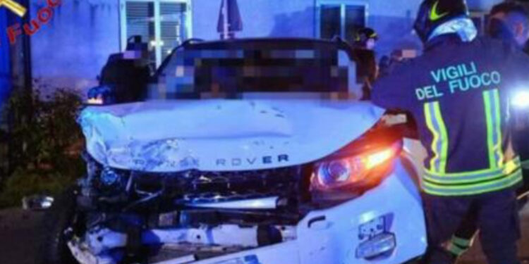 LA 31ENNE ALLA GUIDA DEL SUV RANGE ROVER CHE SABATO NOTTE HA SPERONATO L’AUTO DI PATTUGLIA SU CUI VIAGGIAVANO TRE CARABINIERI È RISULTATA POSITIVA AI PRIMI TEST SU ALCOL E COCAINA