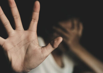 Picchiata e malmenata davanti ai figli minori