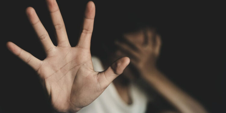 Picchiata e malmenata davanti ai figli minori