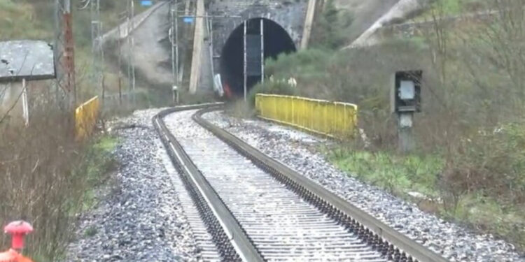 Al via la circolazione del tratto ferroviario Caserta-Foggia dopo lo smottamento della galleria in Irpinia
