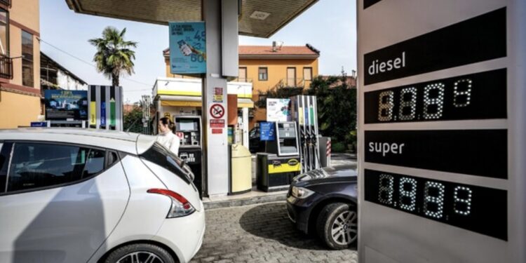 LA BENZINA SFONDA QUOTA 2,5 EURO ANCHE IN CITTÀ ALLARME CONSUMATORI. BOTTA E RISPOSTA COL MIMIT, PREZZO STABILE
