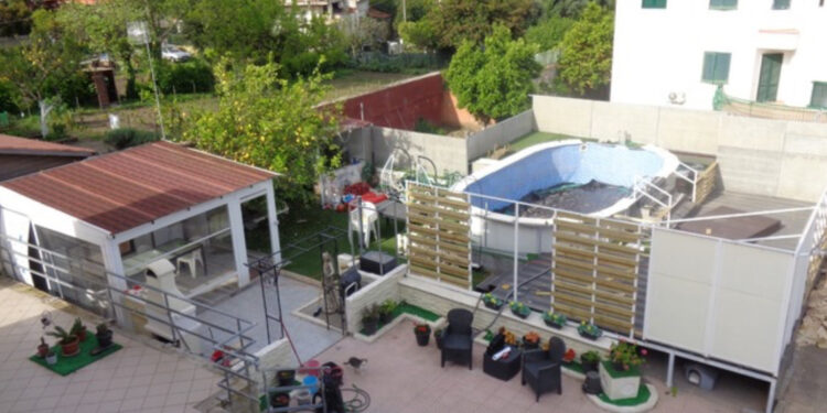 Villa abusiva con piscina davanti al Comune, sequestro a Portici