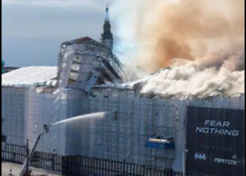 Incendio alla Borsa di Copenaghen: crolla la guglia, 400 anni di storia in fiamme