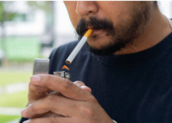 Torino, vietato fumare all’aperto a meno di 5 metri dalle altre persone