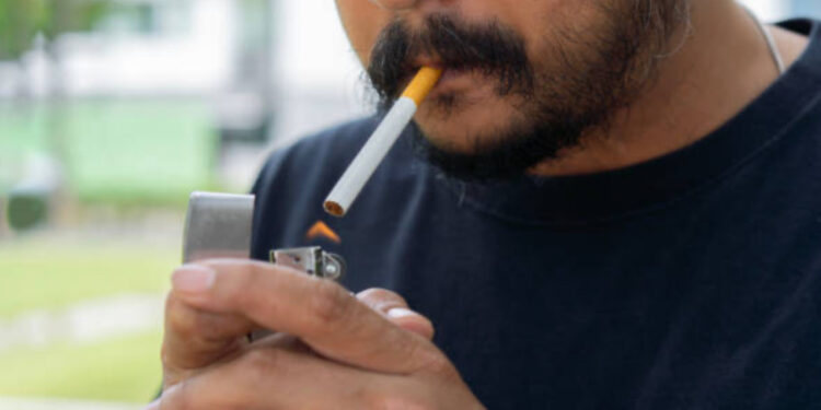 Torino, vietato fumare all’aperto a meno di 5 metri dalle altre persone