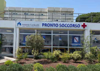NAPOLI, PANICO ALL’OSPEDALE CARDARELLI: UN DETENUTO RICOVERATO AGGREDISCE POLIZIOTTI PENITENZIARI E PERSONALE SANITARIO