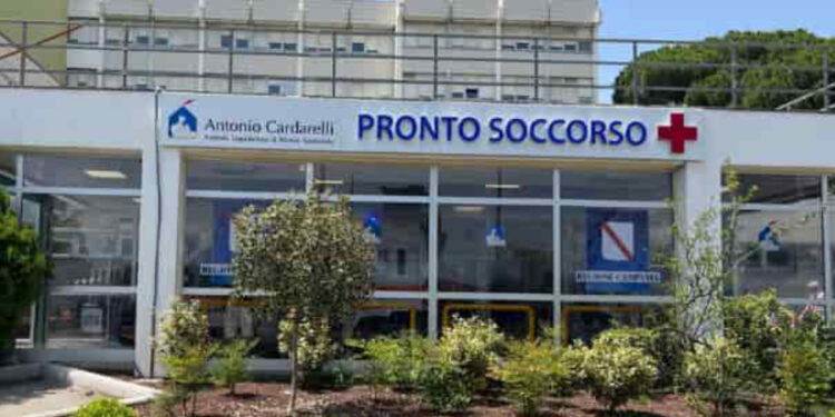 NAPOLI, PANICO ALL’OSPEDALE CARDARELLI: UN DETENUTO RICOVERATO AGGREDISCE POLIZIOTTI PENITENZIARI E PERSONALE SANITARIO