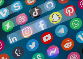 Navigare il Labirinto Digitale: Conoscere i Pericoli e Affrontare gli Inganni sulle Piattaforme Social