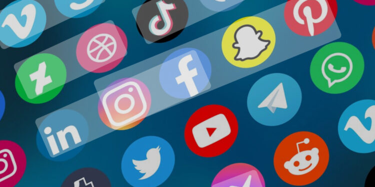 Navigare il Labirinto Digitale: Conoscere i Pericoli e Affrontare gli Inganni sulle Piattaforme Social