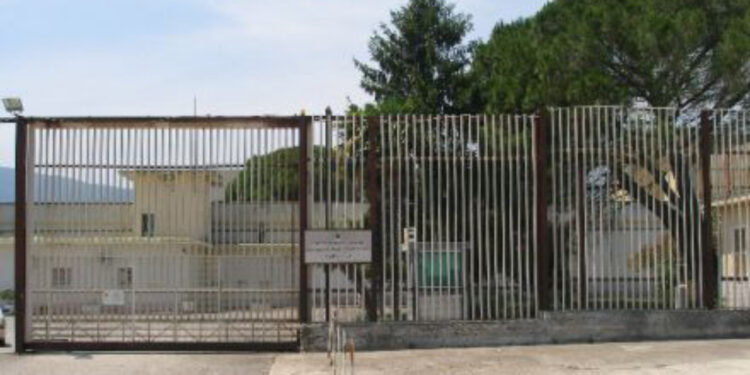 CARINOLA, DETENUTO ‘LAVORANTE’ DEL CARCERE AGGREDISCE DUE POLIZIOTTI PENITENZIARI. FERITO ANCHE UN TERZO AGENTE