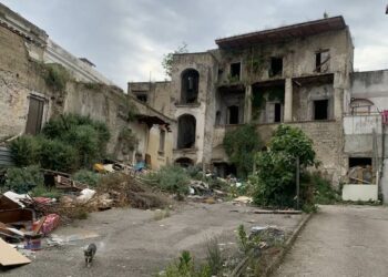 Ad Afragola, l’edificio degli orrori: una bomba ecologica a pochi passi dal Municipio