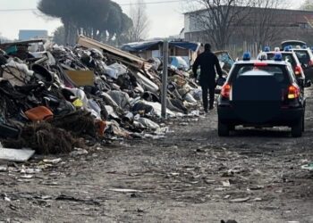 Campo rom di Giugliano passato al setaccio dopo una soffiata anonima: caccia alla refurtiva del supermercato Calce