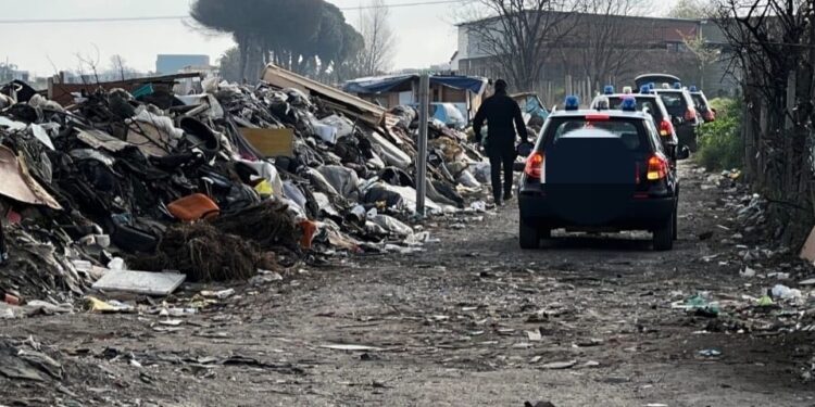 Campo rom di Giugliano passato al setaccio dopo una soffiata anonima: caccia alla refurtiva del supermercato Calce