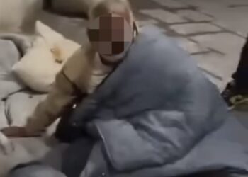 Svegliano i clochard colpendoli in faccia con le uova