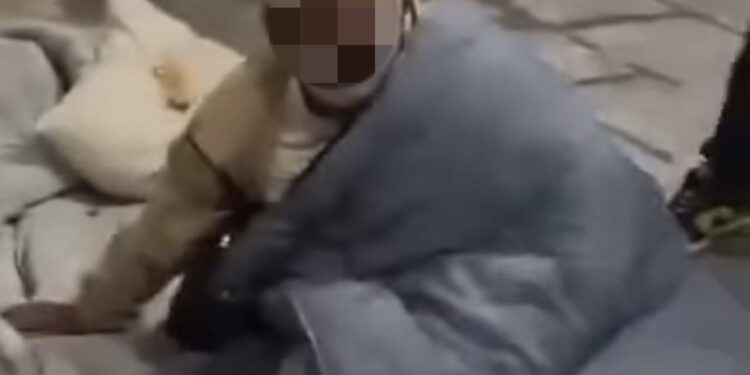 Svegliano i clochard colpendoli in faccia con le uova