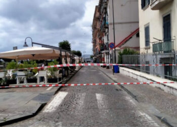 Pozzuoli in Stato di Emergenza: Scuole Chiuse, Sgomberati 18 Fabbricati e Evacuate 39 Famiglie