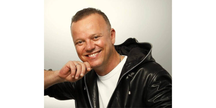 Gigi D’Alessio: Da Cantautore a Dottore, un percorso di successo  e ispirazione