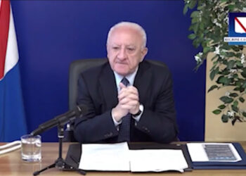 Vincenzo De Luca Ironizza sui Vip Scelti dalla Meloni: Pupo, Iva Zannicchi e il Prete con la Frangetta