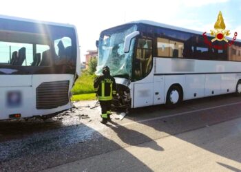 Incidente stradale coinvolge due pullman con a bordo studenti