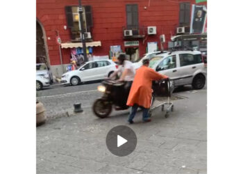 La madre del Deputato Francesco Emilio Borrelli rischia l’investimento da parte di un motociclista