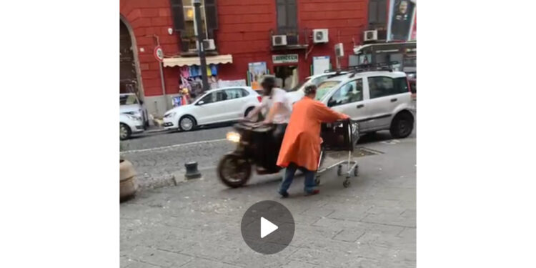 La madre del Deputato Francesco Emilio Borrelli rischia l’investimento da parte di un motociclista