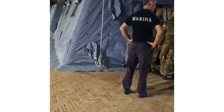 Gente in strada nel panico a Pozzuoli dopo le forti scosse. Pino Grazioli sul posto