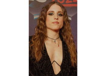 Angelina Mango illumina il Turquoise Carpet all’Eurovision 2024: Stampa dorata e anfibi color argento