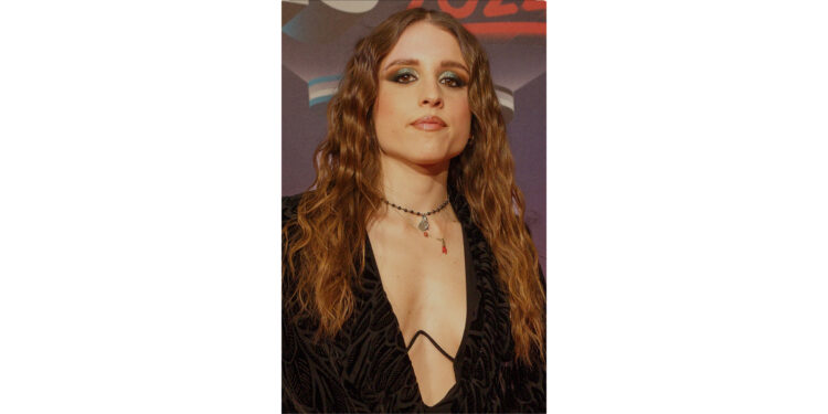 Angelina Mango illumina il Turquoise Carpet all’Eurovision 2024: Stampa dorata e anfibi color argento