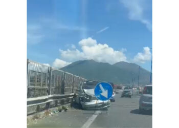 Incidente Stradale all’Uscita Barra-Ponticelli: Violento Impatto tra una Jeep e un’auto grigia