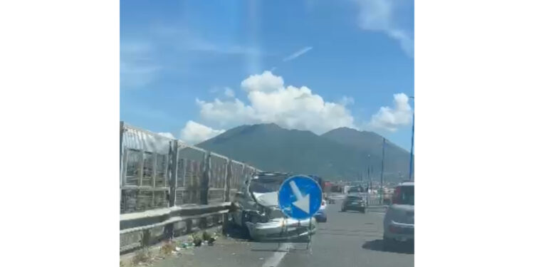 Incidente Stradale all’Uscita Barra-Ponticelli: Violento Impatto tra una Jeep e un’auto grigia
