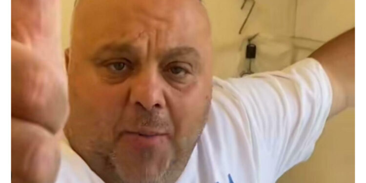 Arrestato TikToker “Alfredo o’ chiatt”: il suo supermercato a Qualiano rubava l’energia elettrica