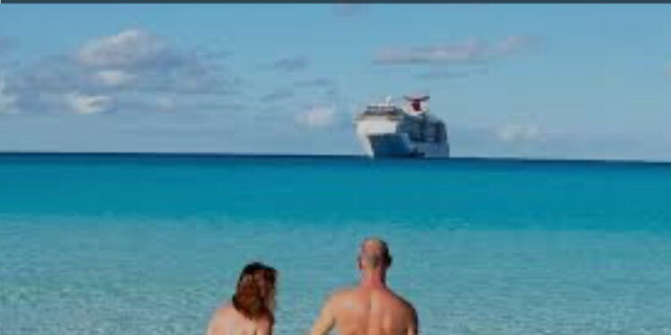 Arriva la crociera per naturisti: niente vestiti per un tour tra le spiagge incontaminate dei Caraibi