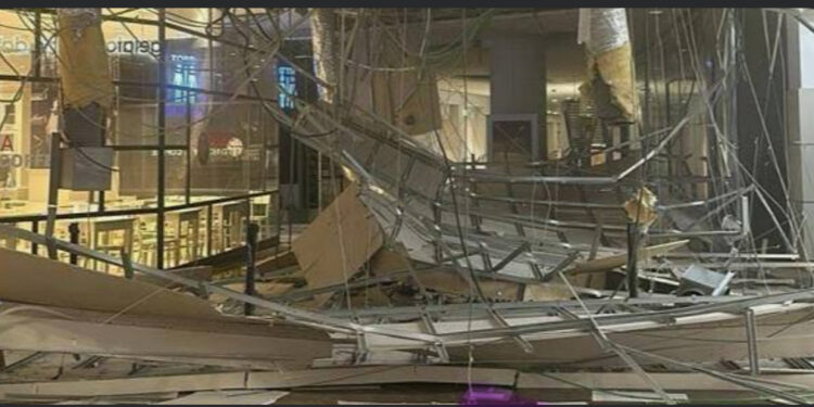 Paura al Centro Commerciale Campania: Il Crollo del Tetto Scuote Marcianise