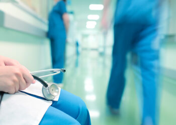 Infermiera di Triage Aggredita a Napoli: Un Esempio del Flagello delle Violenze contro il Personale Sanitario