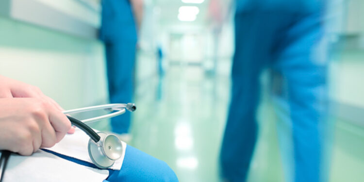 Infermiera di Triage Aggredita a Napoli: Un Esempio del Flagello delle Violenze contro il Personale Sanitario