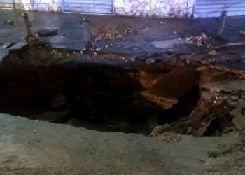 Napoli: Una grossa perdita  d’acqua provoca una voragine vicino alla stazione