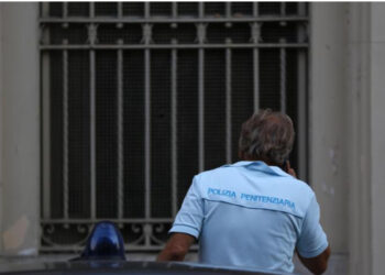 BENEVENTO, RIVOLTA NEL CARCERE: DETENUTI DEVASTANO CELLE E SEZIONE DETENTIVA, PRENDONO IN OSTAGGIO AGENTI, DUE IN OSPEDALE