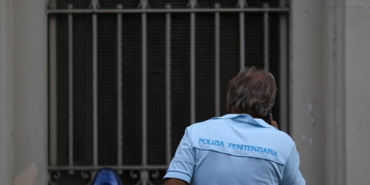 BENEVENTO, RIVOLTA NEL CARCERE: DETENUTI DEVASTANO CELLE E SEZIONE DETENTIVA, PRENDONO IN OSTAGGIO AGENTI, DUE IN OSPEDALE