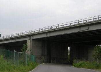Orrore in A4: Donna spinta  dal ponte e travolta  dai mezzi in transito, compagno arrestato  per omicidio