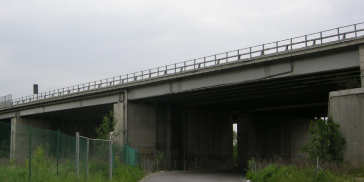 Orrore in A4: Donna spinta dal ponte e travolta dai mezzi in transito, compagno arrestato per omicidio