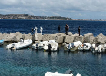 Neonato morto a Villa San Giovanni: la nonna incastrata dalle telecamere, lo ha messo in uno zaino e abbandonato sugli scogli