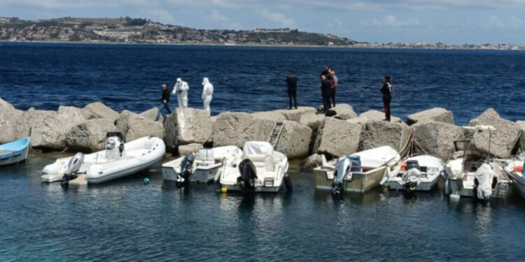 Neonato morto a Villa San Giovanni: la nonna incastrata dalle telecamere, lo ha messo in uno zaino e abbandonato sugli scogli