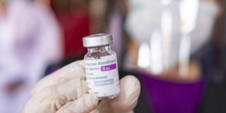 AstraZeneca ha ammesso in tribunale che il suo vaccino contro il Covid può causare trombosi