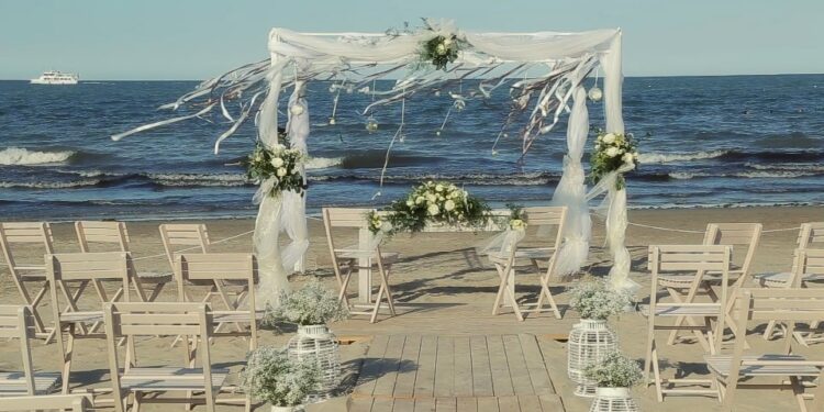 Matrimoni nudisti: in Italia il sì a piedi nudi sulla spiaggia