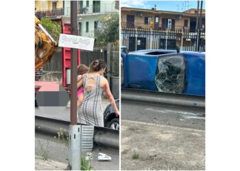 Incidente sulla via circumvallazione esterna a Qualiano: Fiat 500 si capovolge