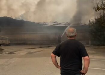 Incendio devastante ad Aversa: evacuazioni e intossicazioni