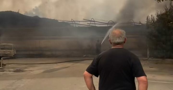 Incendio devastante ad Aversa: evacuazioni e intossicazioni
