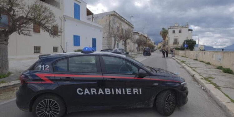 DENUNCIATO GIOVANE PIZZA DELIVERY CON LAMPEGGIANTE BLU SULL’ AUTO